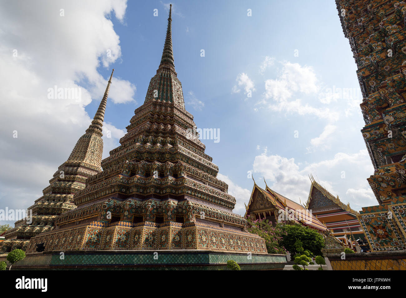Varios chedis ornamentado en el Wat Pho (Po) complejo del templo en Bangkok, Tailandia. Foto de stock