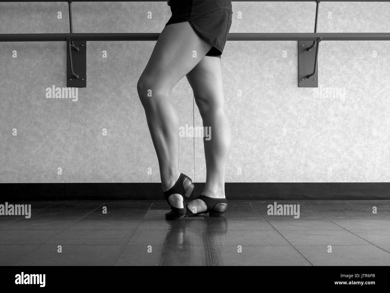 Versión en blanco y negro de la clase de danza jazz, barre en pie de trabajo dig Foto de stock