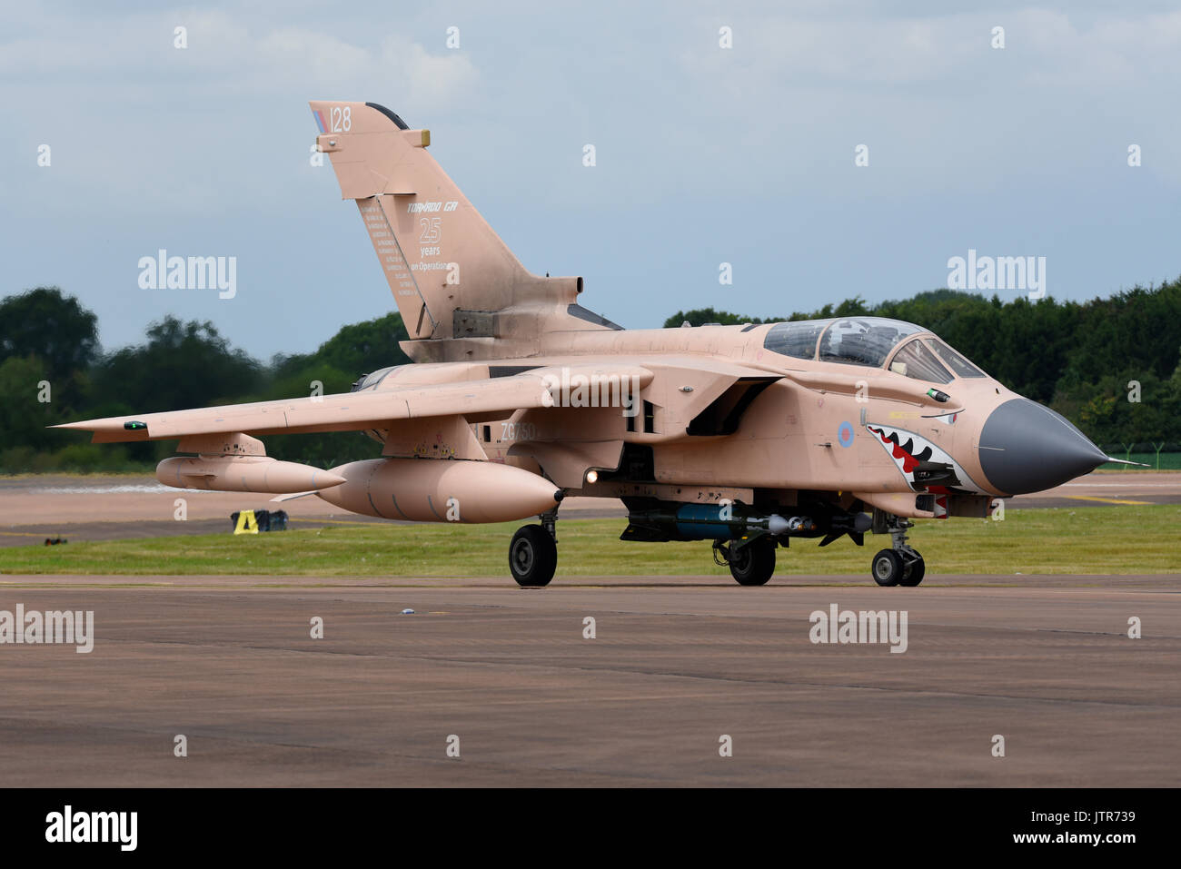 RAF Panavia Tornado GR4 en rosa del desierto de la guerra del Golfo colores especiales en conmemoración de los 25 años de operaciones en la zona. Apodado Pinky. Espacio para copiar Foto de stock