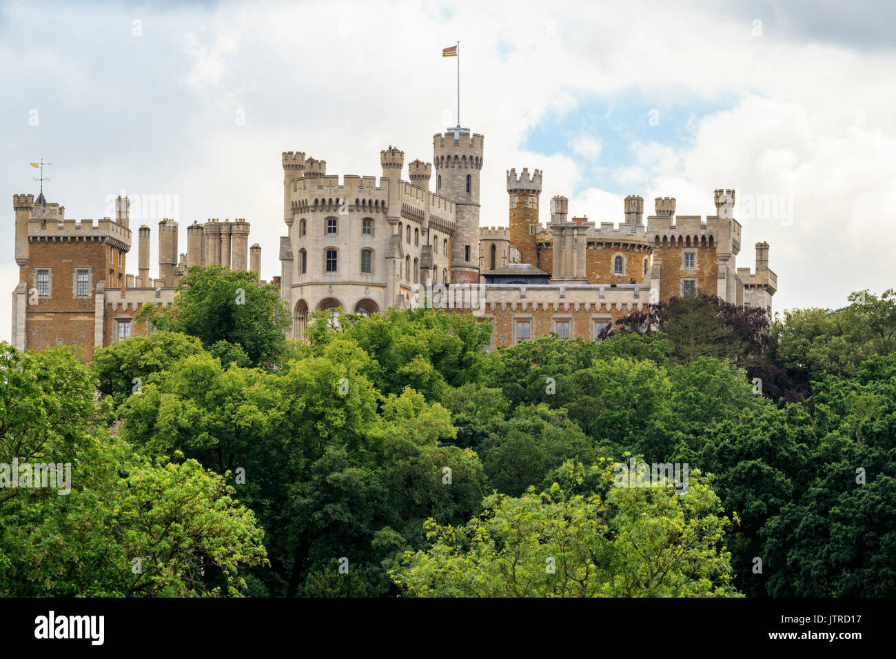 Castillo de Belvoir la casa del Duque y Duquesa de Rutland como vista a través de los campos de woolsthorpe. El castillo domina el Valle de Belvoir Foto de stock