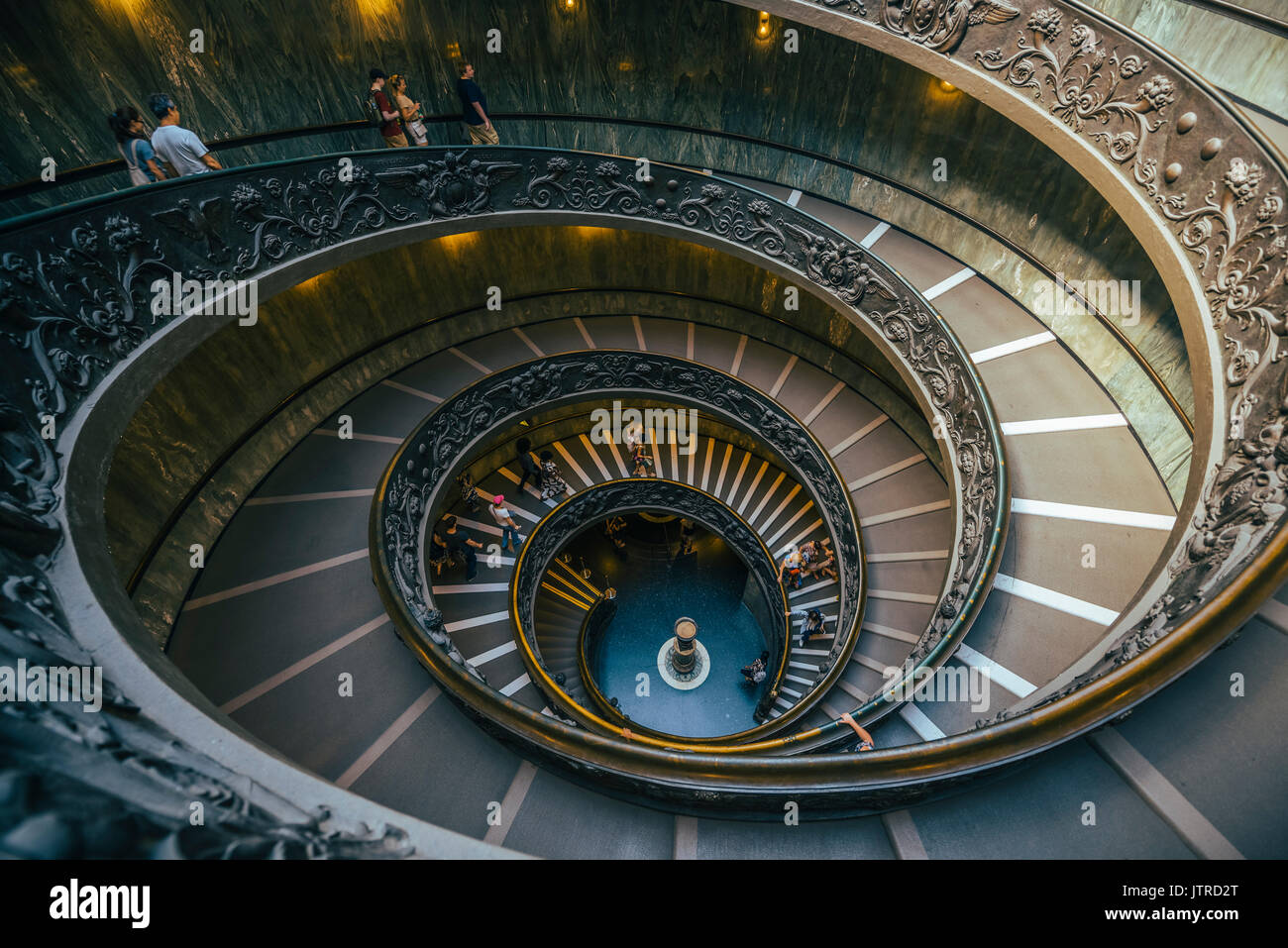 Mirando hacia abajo sobre la famosa doble hélice Bramante escalera de salida en los Museos Vaticanos, Roma, Italia Foto de stock