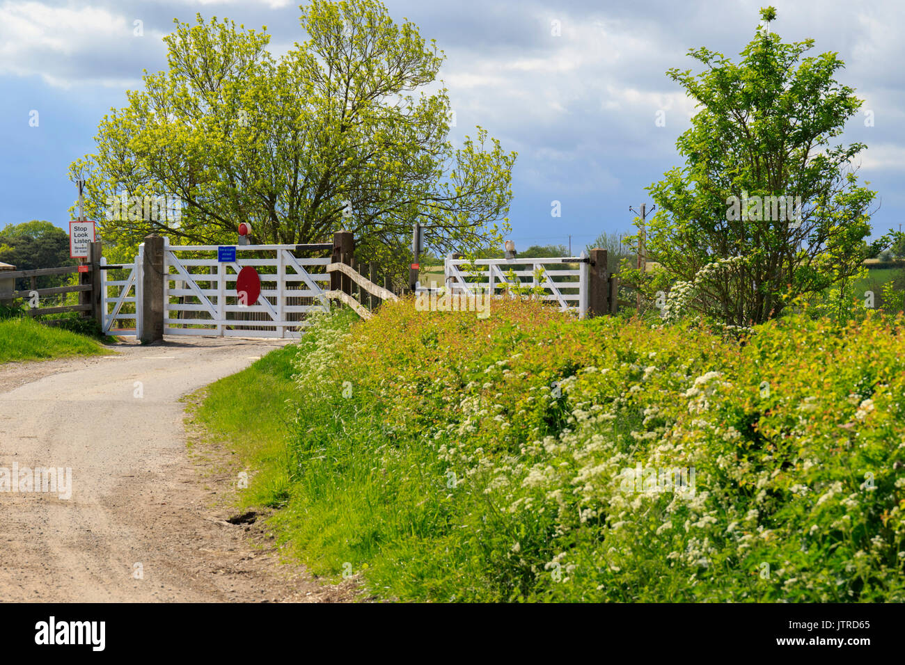 Puertas de paso a nivel rural entre Melton Mowbray y Oakham Foto de stock