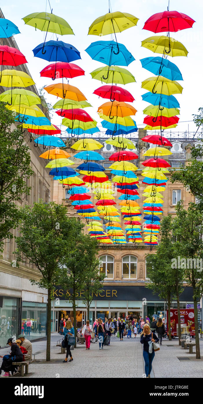 Paraguas de color encima de una calle comercial de Liverpool Fotografía de  stock - Alamy