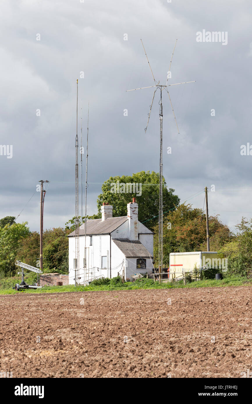 Antenas de radio amateur en un chalet, Inglaterra, Reino Unido. Foto de stock