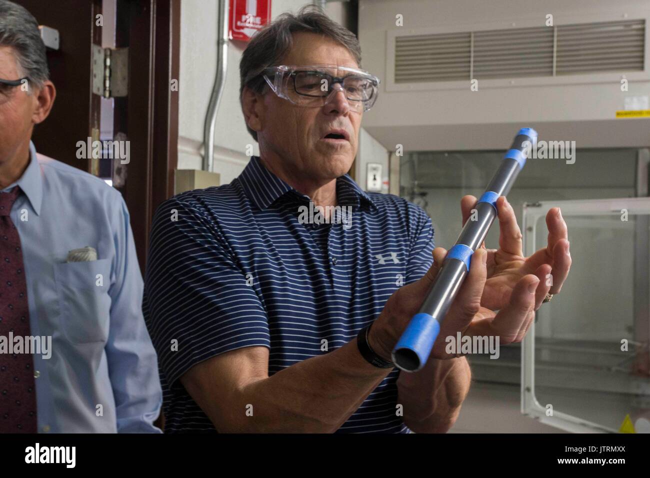 Secretario de Energía de los Estados Unidos, Rick Perry, durante un recorrido por el Laboratorio Nacional de Tecnología de Energía de Julio 6, 2017 en Pittsburgh, Pennsylvania. Foto de stock