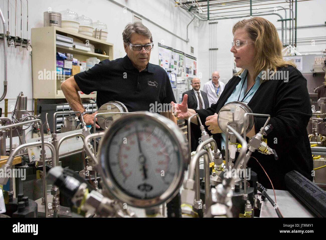 Secretario de Energía de los Estados Unidos, Rick Perry, durante un recorrido por el Laboratorio Nacional de Tecnología de Energía de Julio 6, 2017 en Pittsburgh, Pennsylvania. Foto de stock