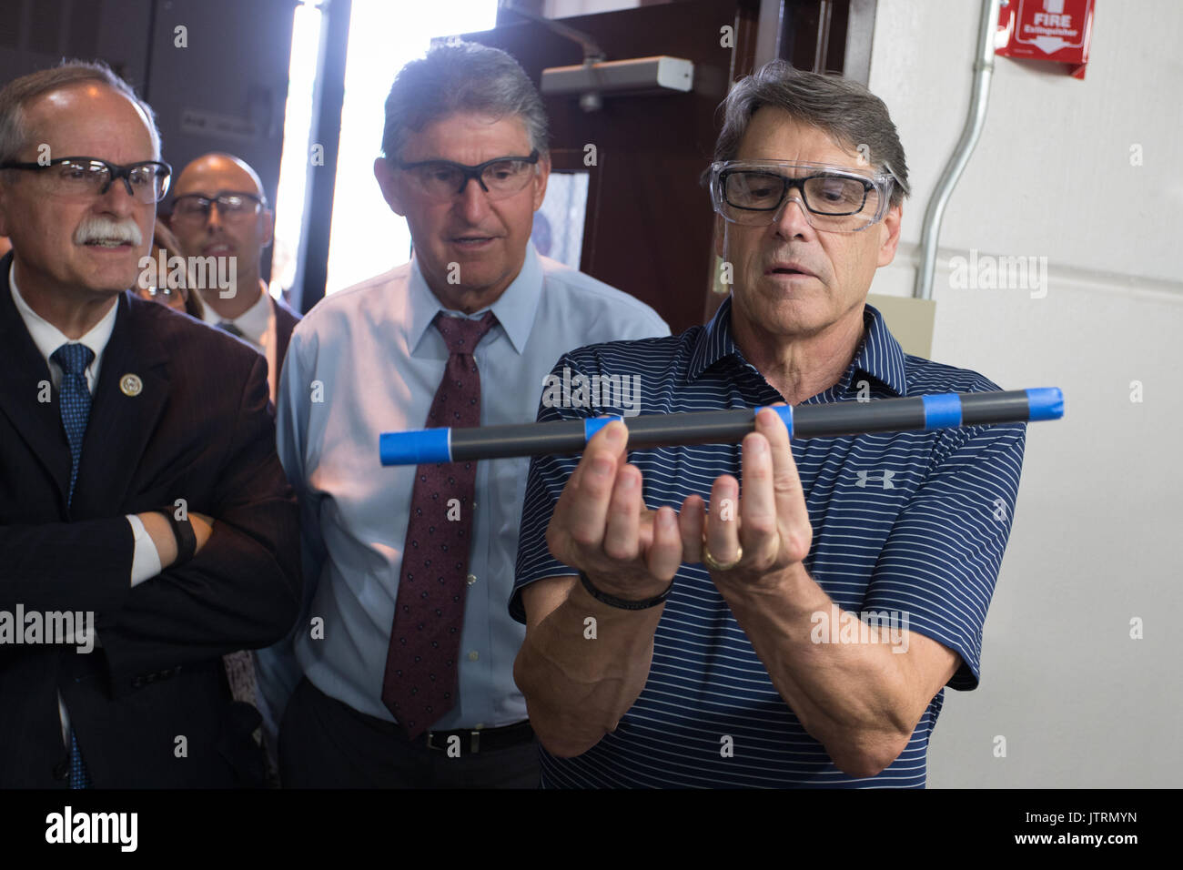 Secretario de Energía de los Estados Unidos, Rick Perry, a la derecha, y el Senador Joe Manchin, centro, durante un recorrido por el Laboratorio Nacional de Tecnología de Energía de Julio 6, 2017 en Pittsburgh, Pennsylvania. Foto de stock