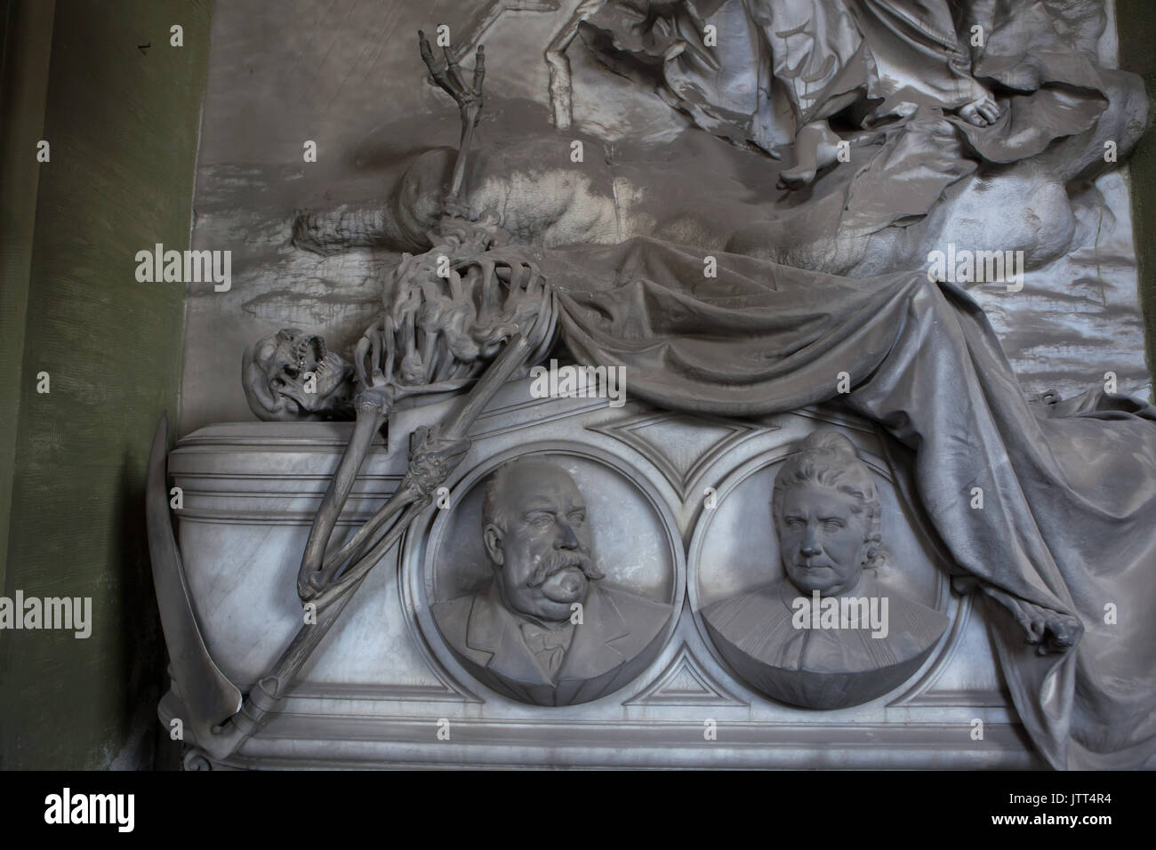 La muerte con la guadaña representado en el monumento funerario de mármol a  la familia Queirolo por el escultor italiano Giuseppe Navone (1901), en el  cementerio monumental de Staglieno (Cimitero Monumentale di