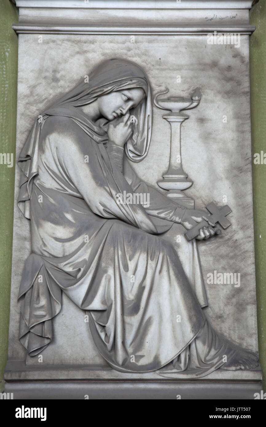 Mujer de luto representado en uno de los monumentos funerarios de mármol en el cementerio monumental de Staglieno (Cimitero Monumentale di Staglieno) en Génova, Liguria, Italia. Foto de stock