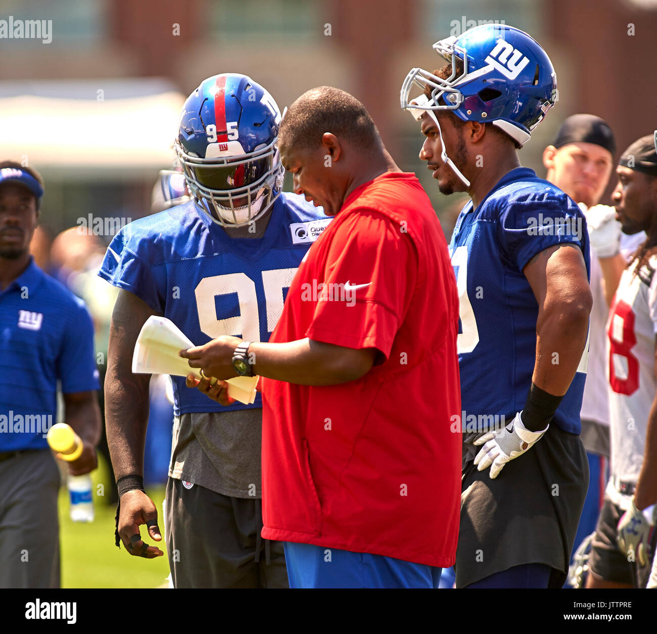 Agosto 9, 2017 - East Rutherford, Nueva Jersey, EE.UU. - Los Gigantes de  Nueva York, entrenador de línea defensiva Patrick Graham va más  instrucciones con linebackers Stansly Maponga Sr (95) y Devon