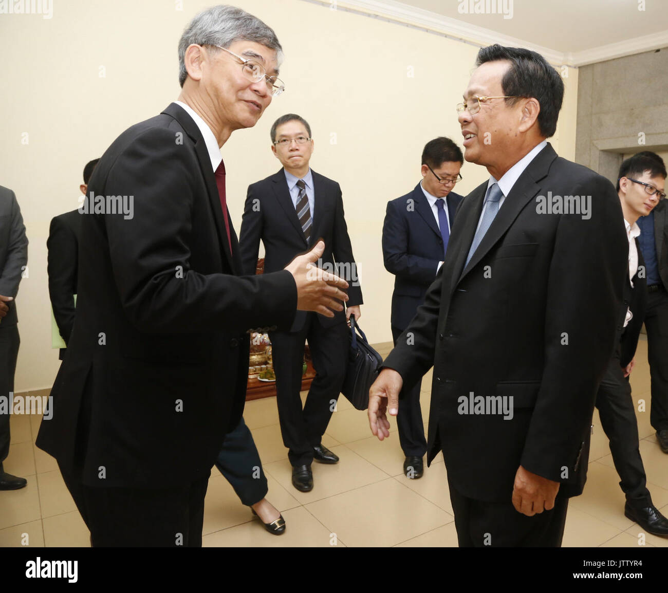 Phnom Penh, Camboya Ith Samheng Ministro de Trabajo (FRONT R) en Phnom Penh. 10 Aug, 2017. Ley Chi-kwong (delantero L), la mano de obra y la secretaria de bienestar de China en Hong Kong (Región Administrativa Especial (RAE) de gobierno camboyano, conversaciones con el Ministro de Trabajo, Ith Samheng frontal (R) en Phnom Penh, Camboya en agosto 10, 2017. La ley dice aquí el jueves que el Gobierno de Hong Kong ha hecho todos los esfuerzos para proteger los derechos y el bienestar del personal doméstico. La ley llegó a Camboya el miércoles para una visita de tres días. Crédito: Phearum/Xinhua/Alamy Live News Foto de stock