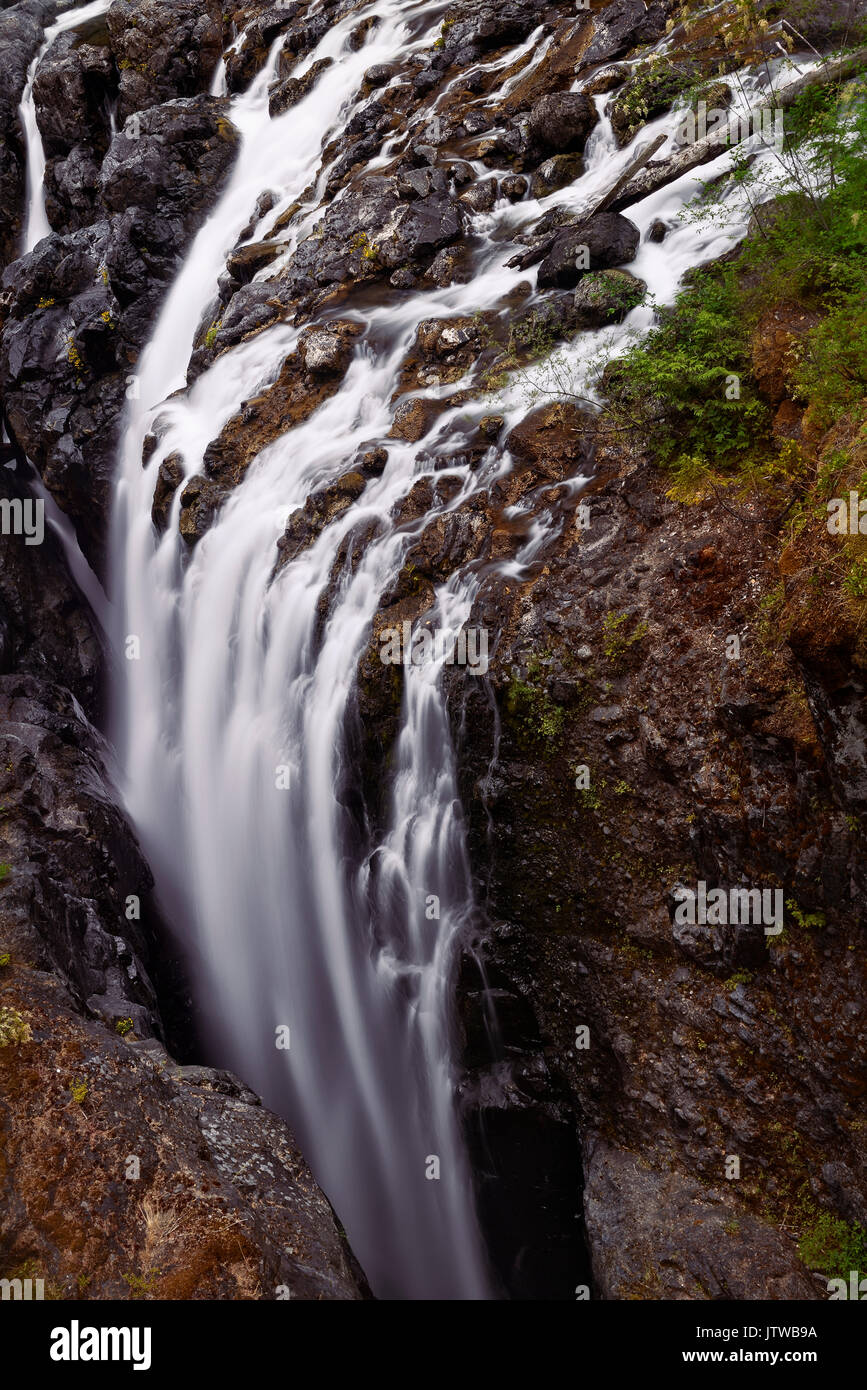 Naturaleza aérea escenografía de una cascada en inglés River Falls