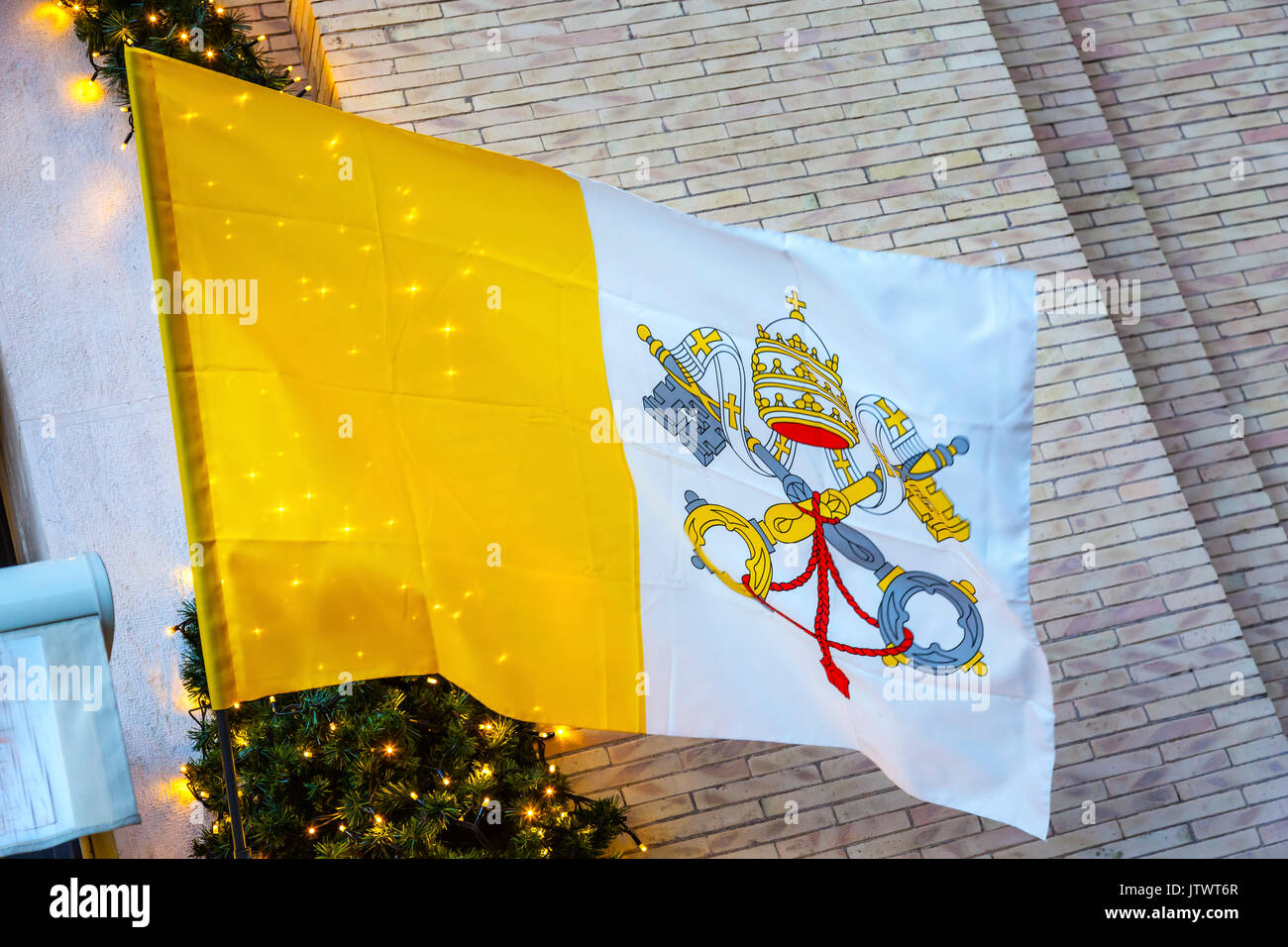 Teclas Papal bandera la Basílica de San Pedro, Vaticano, Roma, Italia.  Ciudad del Vaticano la bandera y la bandera de la Iglesia Católica  Fotografía de stock - Alamy