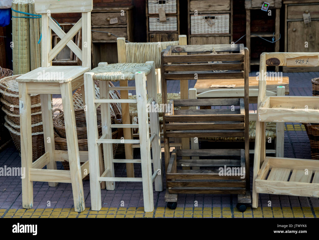 BUENOS AIRES, ARGENTINA - Agosto 07, 2017: muebles de madera para la venta  son vistos en el Puerto de Frutos en la Ciudad de Tigre, Buenos Aires,  Argentina Fotografía de stock - Alamy