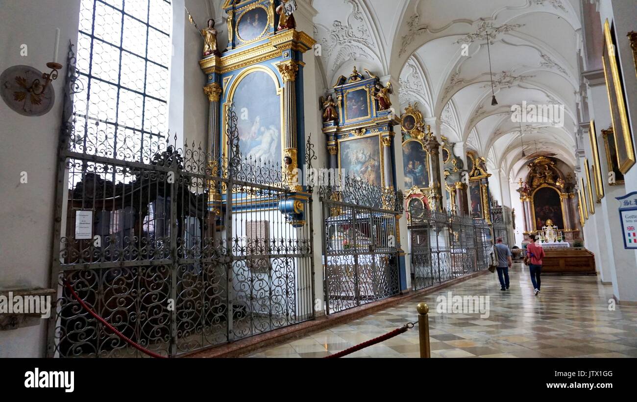 Interior de la iglesia de San Pedro o pfarrkirche en Munich, Alemania. Foto de stock