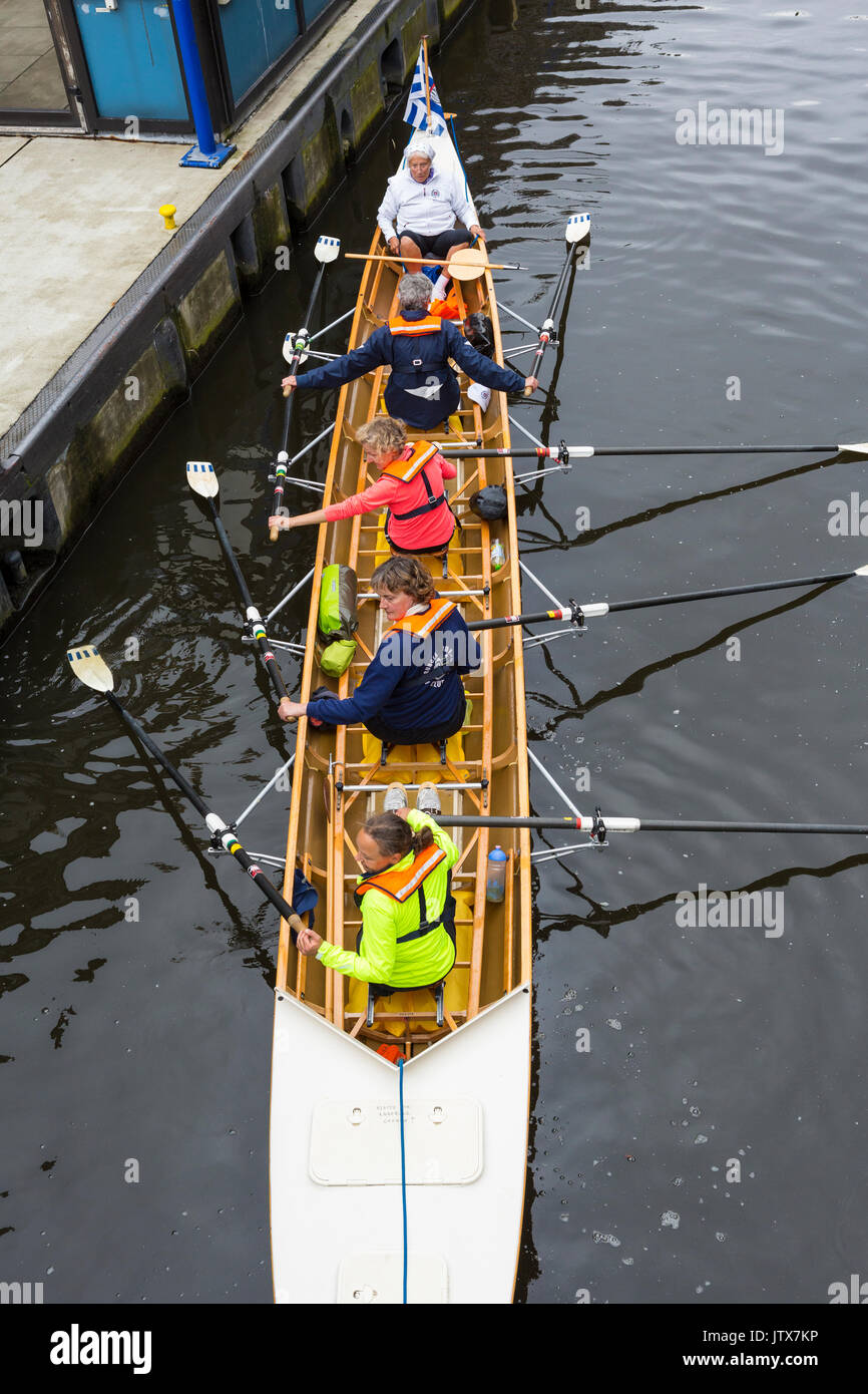 Cuatro Coxed todo-mujer de mediana edad y ancianos senior/tripulación en bote a remo se preparan para la práctica de River en Hamburgo Foto de stock