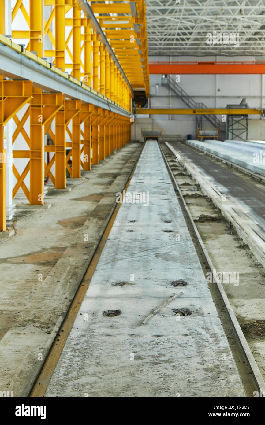 La fabricación de losas de hormigón. hormigón producción f Foto de stock