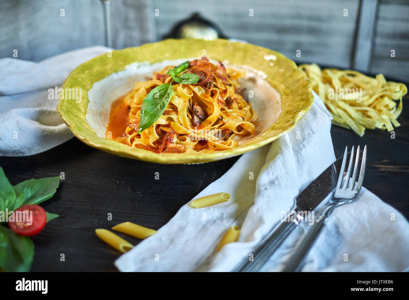 Italiano pasta penne con tomates y pesto en un restaurante jpg Foto de stock