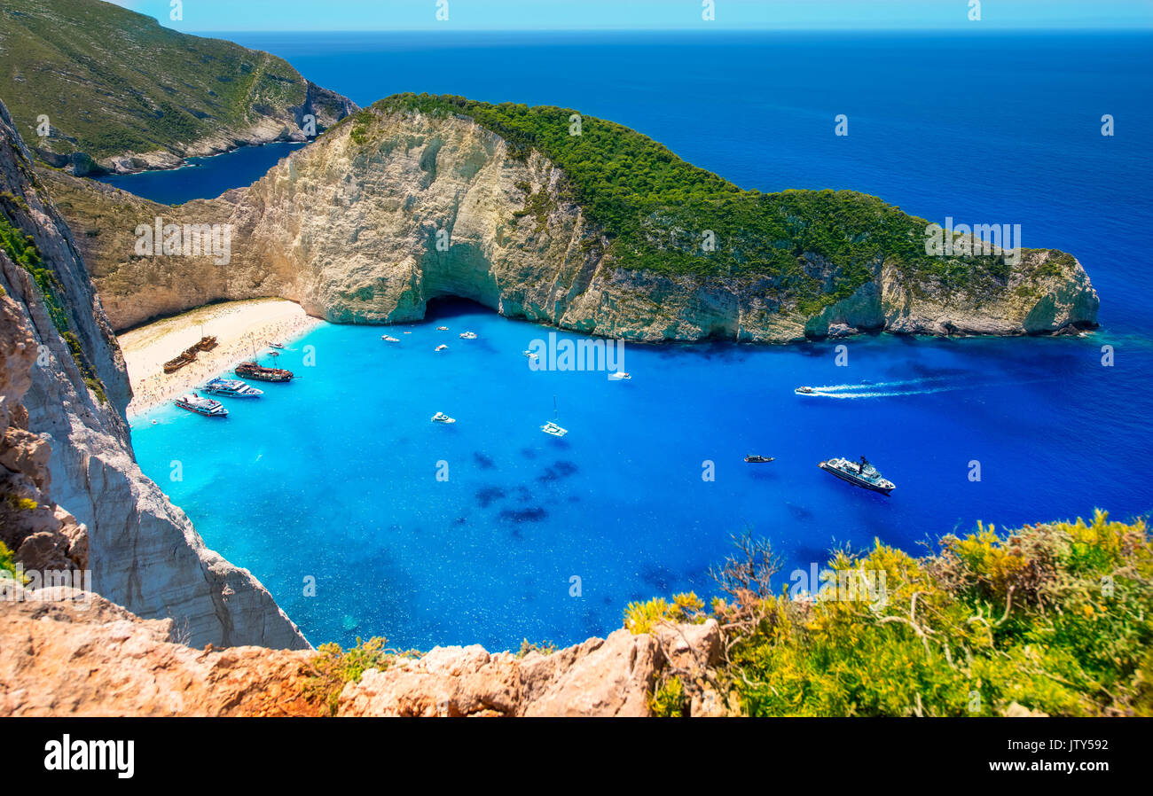 Tarjeta de visita de la isla de Zakynthos. Bahía Navagio. Uno de los lugares más bellos del mundo. Vista desde una altura de más de 500 metros. El Foto de stock