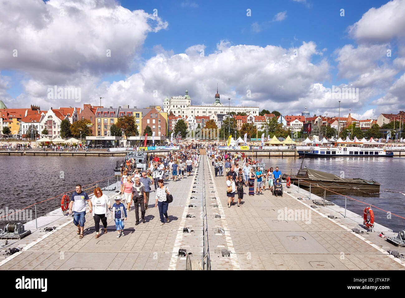 Szczecin, Polonia - Agosto 06, 2017: Los visitantes cruzar el río Oder con puente flotante militar durante el final de las Regatas de Grandes Veleros 2017. Foto de stock