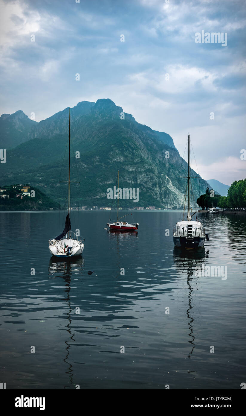 Cielo nublado sobre el Lago Como en Italia, Lecco Foto de stock