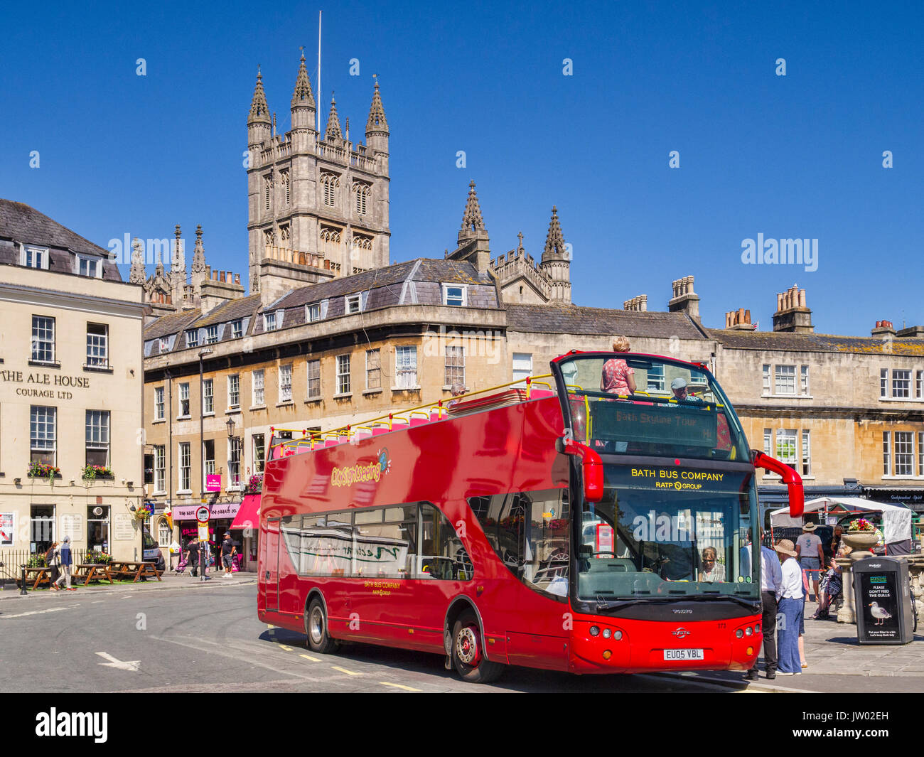 El 5 de julio de 2017: Bath, Somerset, Inglaterra, Reino Unido - Modern open top double decker bus del baño de la compañía de autobuses, cerca de la Abadía de Bath. Foto de stock