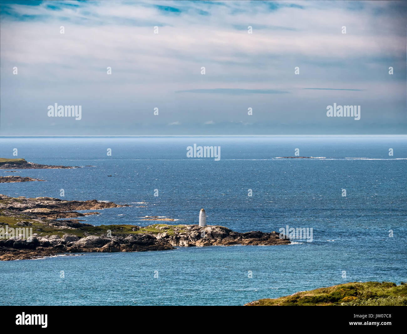 Dama Blanca misterio día hora faro marcador marítima en la bahía de Clifden, Irlanda Foto de stock