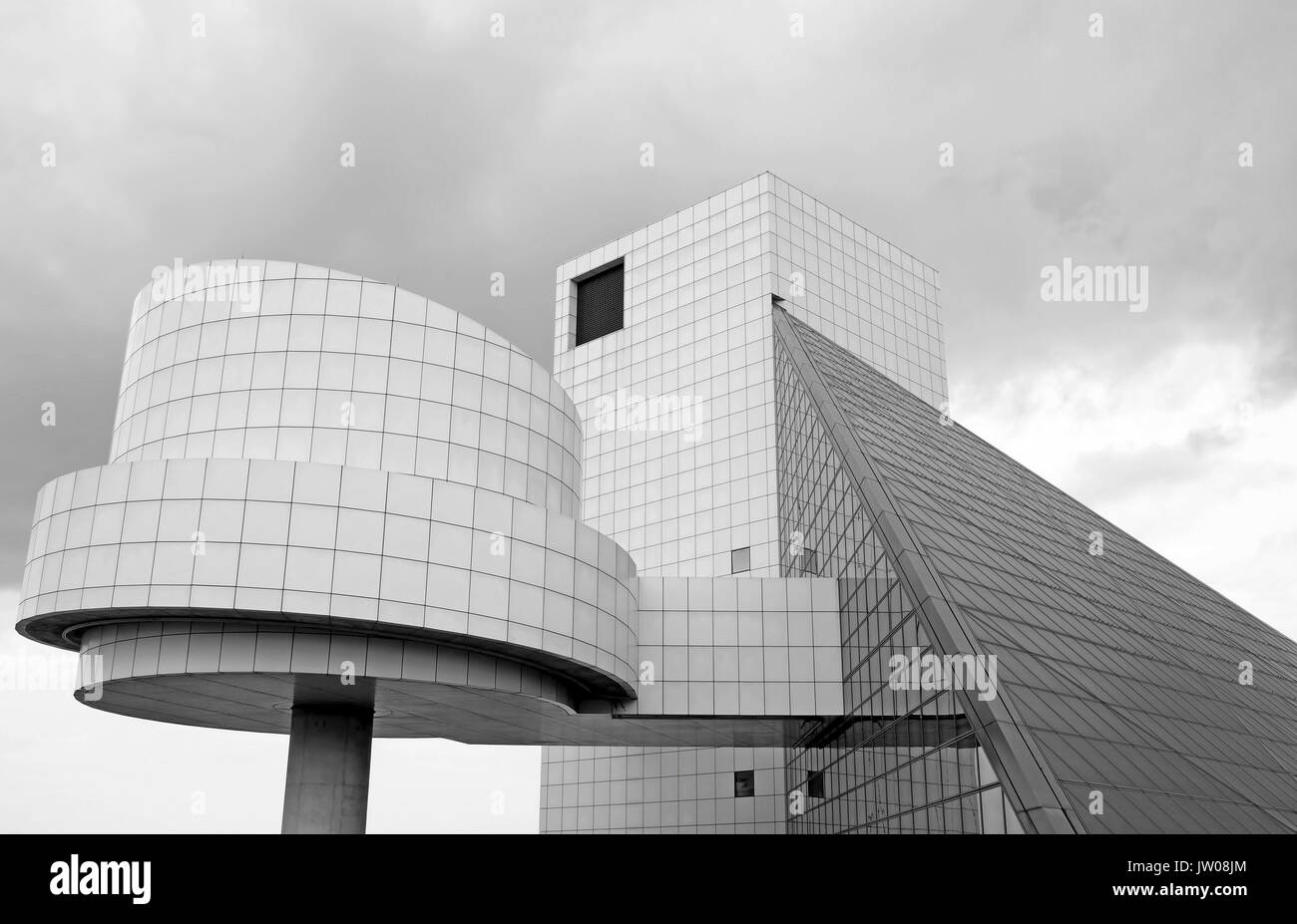 El Rock and Roll Hall of Fame diseñado por I.M.Pei destaca contra un nublado cielo en Cleveland, Ohio. Foto de stock