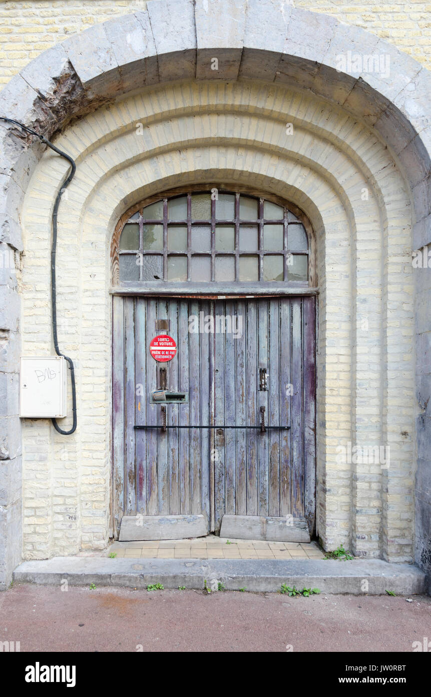 Dobles puertas antiguas de madera en la entrada al edificio en la ciudad  francesa de Saint Omer Fotografía de stock - Alamy