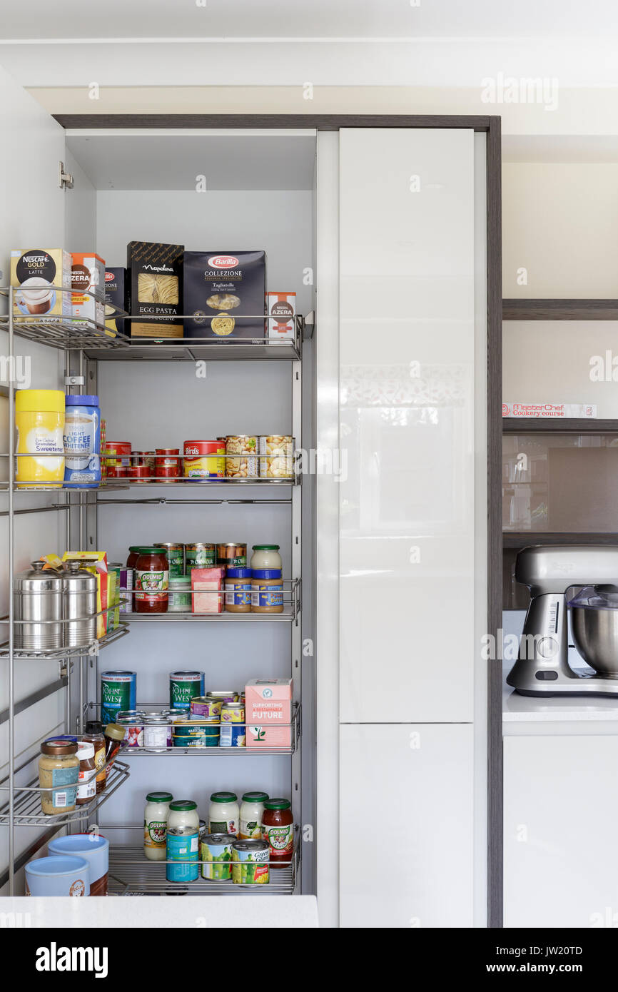 Unidad de despensa en cocina moderna Foto & Imagen De Stock: 153093933