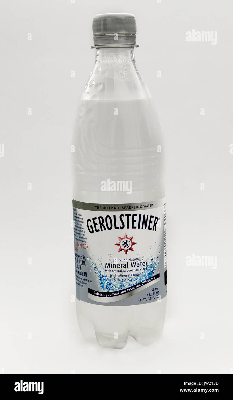 Botella de agua mineral Gerolsteiner está en contra del fondo blanco. Foto de stock
