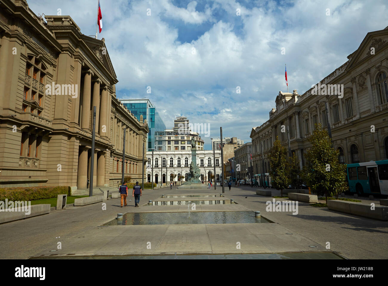 Palacio de los Tribunales de Justicia de Santiago y la Plaza Montt-Varas, Santiago de Chile, Sudamérica Foto de stock
