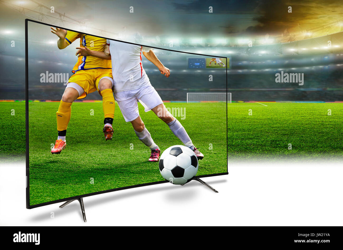 Monitor 4k viendo la televisión inteligente traducción de juego de fútbol. Concepto Foto de stock