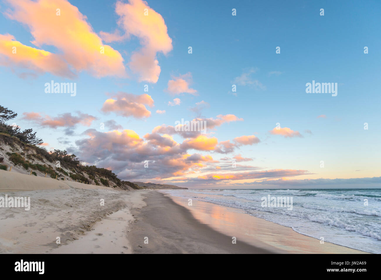 San Clairs Playa, Puesta de sol en la playa, Otago, Isla del Sur, Nueva Zelanda Foto de stock