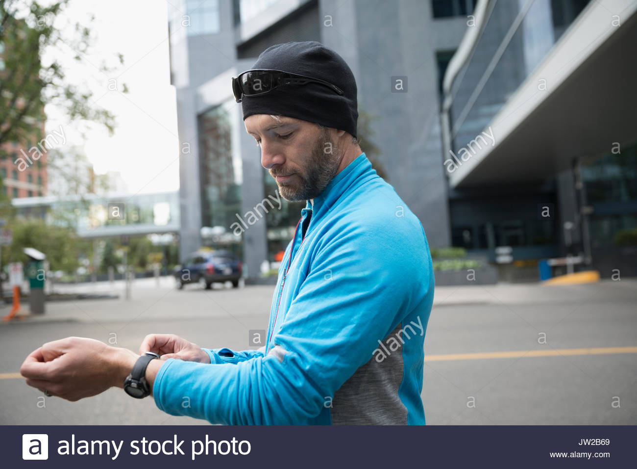 Deslizadera macho ajustar smart watch band en calle urbana Foto de stock