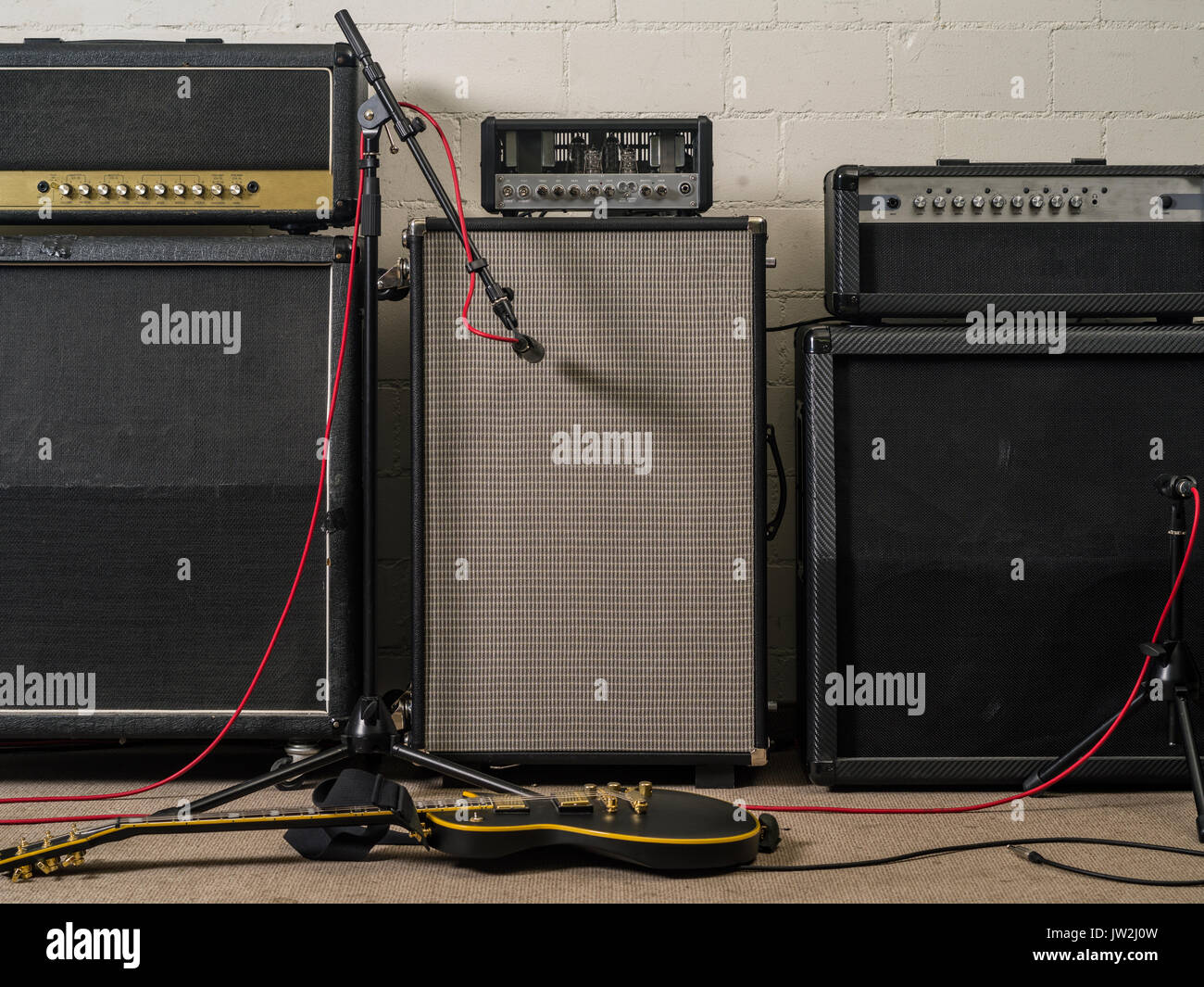 Amplificadores de guitarra fotografías e imágenes de alta resolución - Alamy