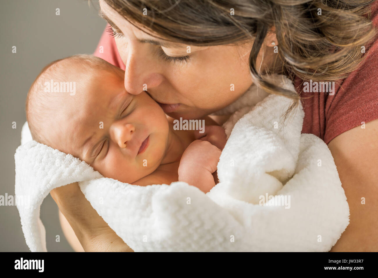 Madre besos Baby Boy (0-1 meses) Foto de stock