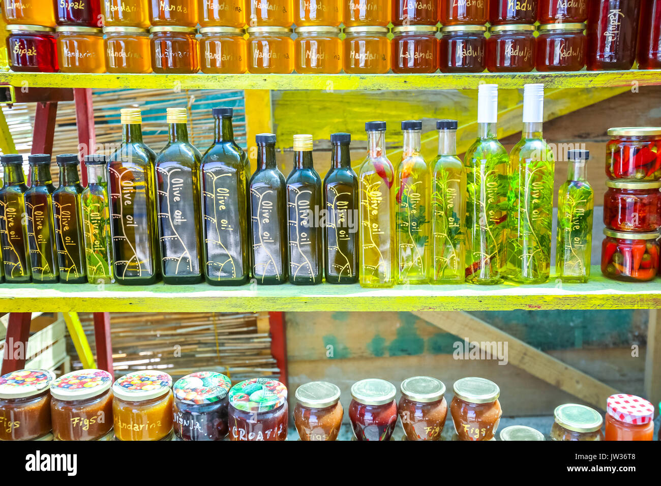 Productos alimenticios caseras, aceite de oliva, miel de varias plantas de  lavanda, romero, Granados y mermelada de varios tipos de frutas, higos y  mandarín displa Fotografía de stock - Alamy