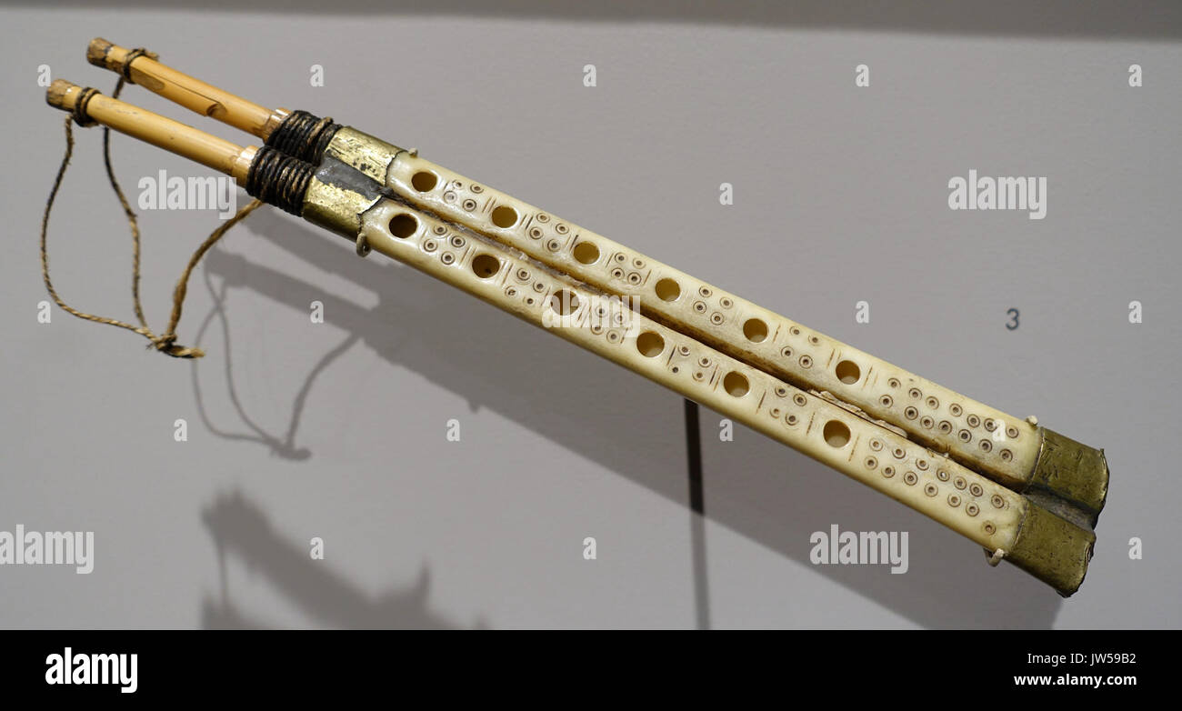Flauta doble, comprado en Jerusalén, c 1902, ósea el Museo semítico de Harvard, Cambridge, MA DSC06087 Foto de stock