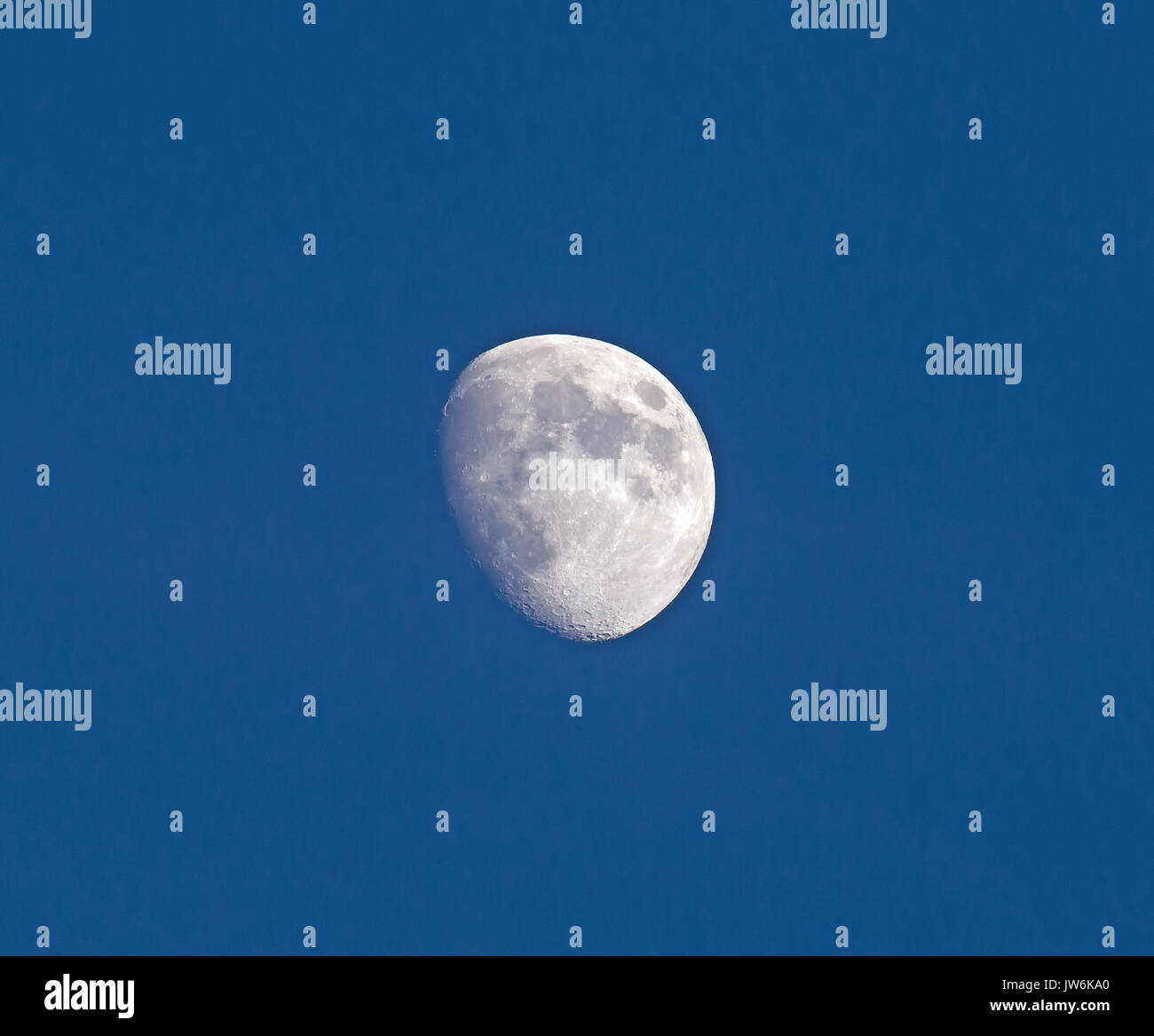 Cielo azul luna blanca fotografías e imágenes de alta resolución Alamy