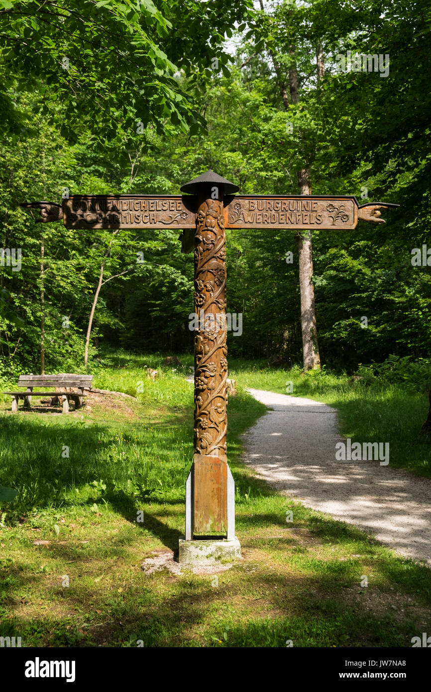Cartel de madera tallados ornamentados en una ruta de senderismo cerca de Garmisch Partenkirchen, Zugspitzland, Baviera, Alemania Foto de stock