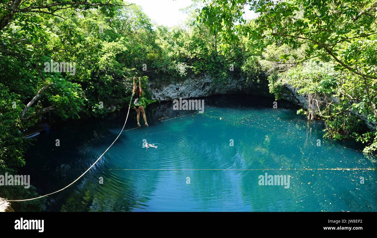 Laguna tropical en la República Dominicana con zip line Foto de stock