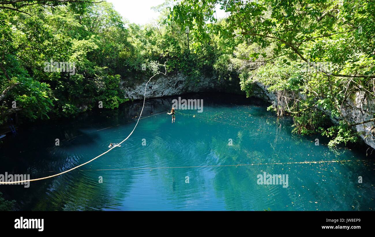 Laguna tropical en la República Dominicana con zip line Foto de stock