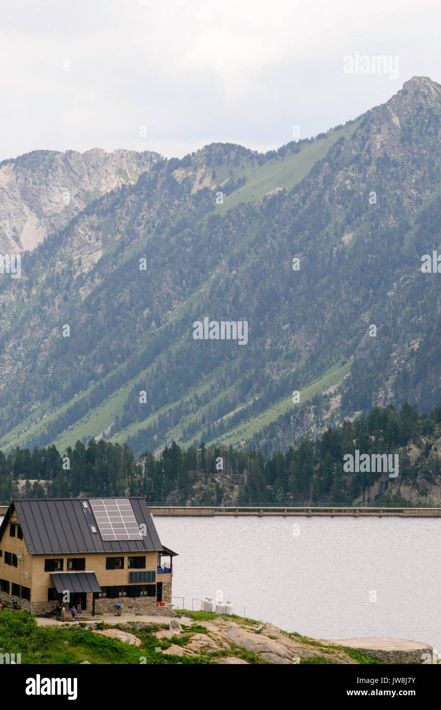 Refugio en casa de Colomers lagos de los Pirineos catalanes, España. Parte del Parc Nacional d'Aigüestortes y Estany de Sant Maurici Foto de stock