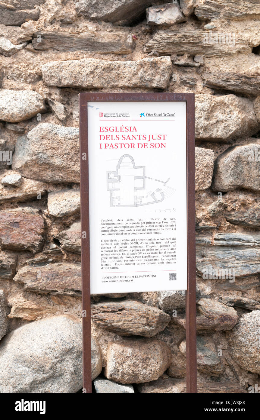 La iglesia de los Santos Justo y Pastor, hijo, provincia de Lleida, Cataluña, España Foto de stock