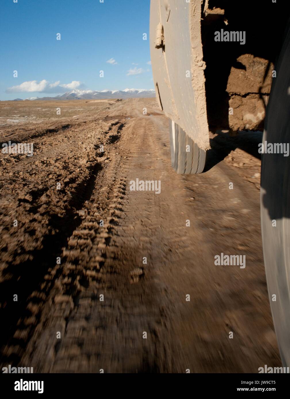 Uaz-452 ruso off road van producidos en la fábrica de automóviles de ulyanovsk ride solos de ripio en kokshaal-demasiado Kirguistán en la frontera con China. Foto de stock