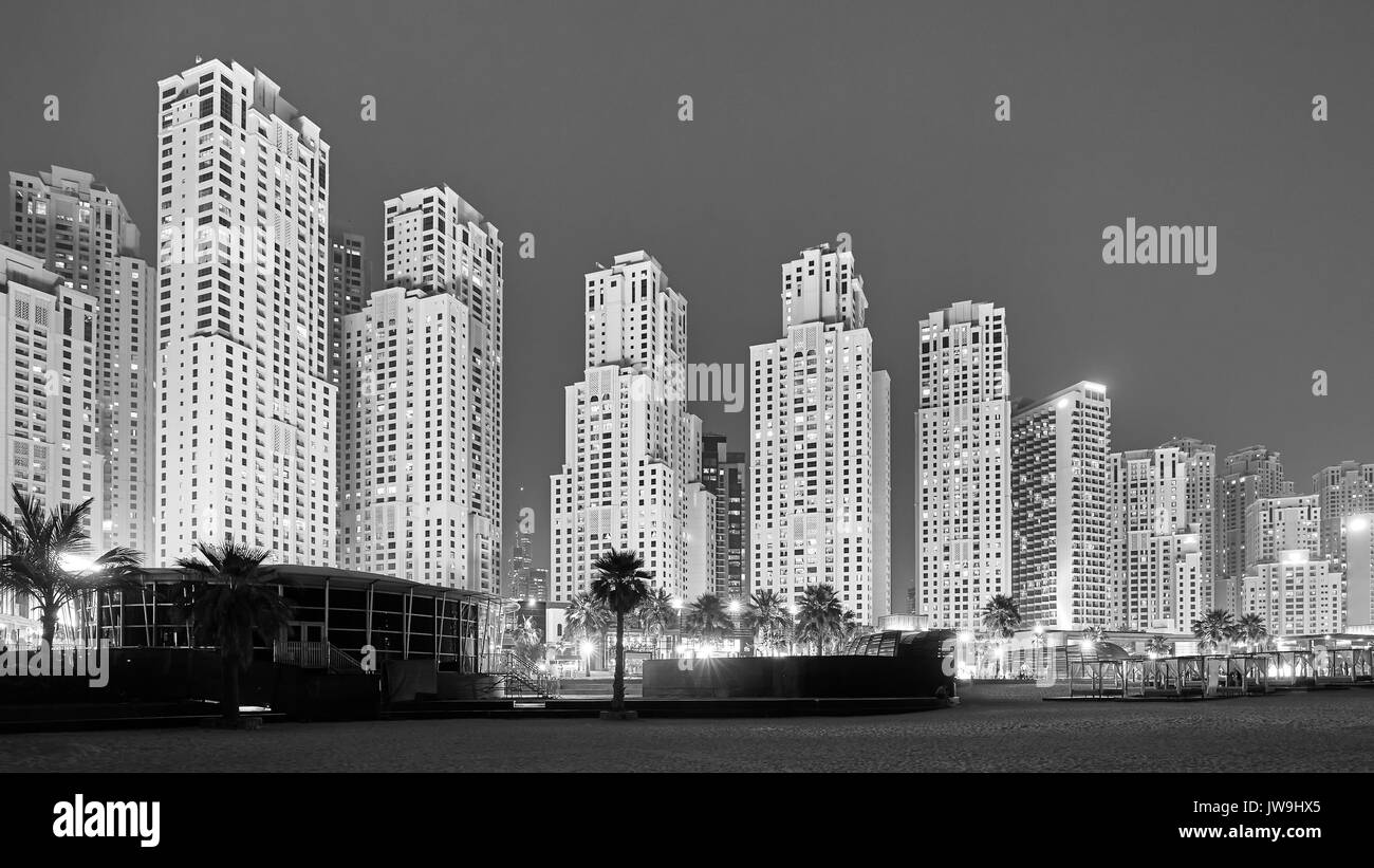 Fotografía en blanco y negro en la noche de Dubai, Emiratos Árabes Unidos. Foto de stock