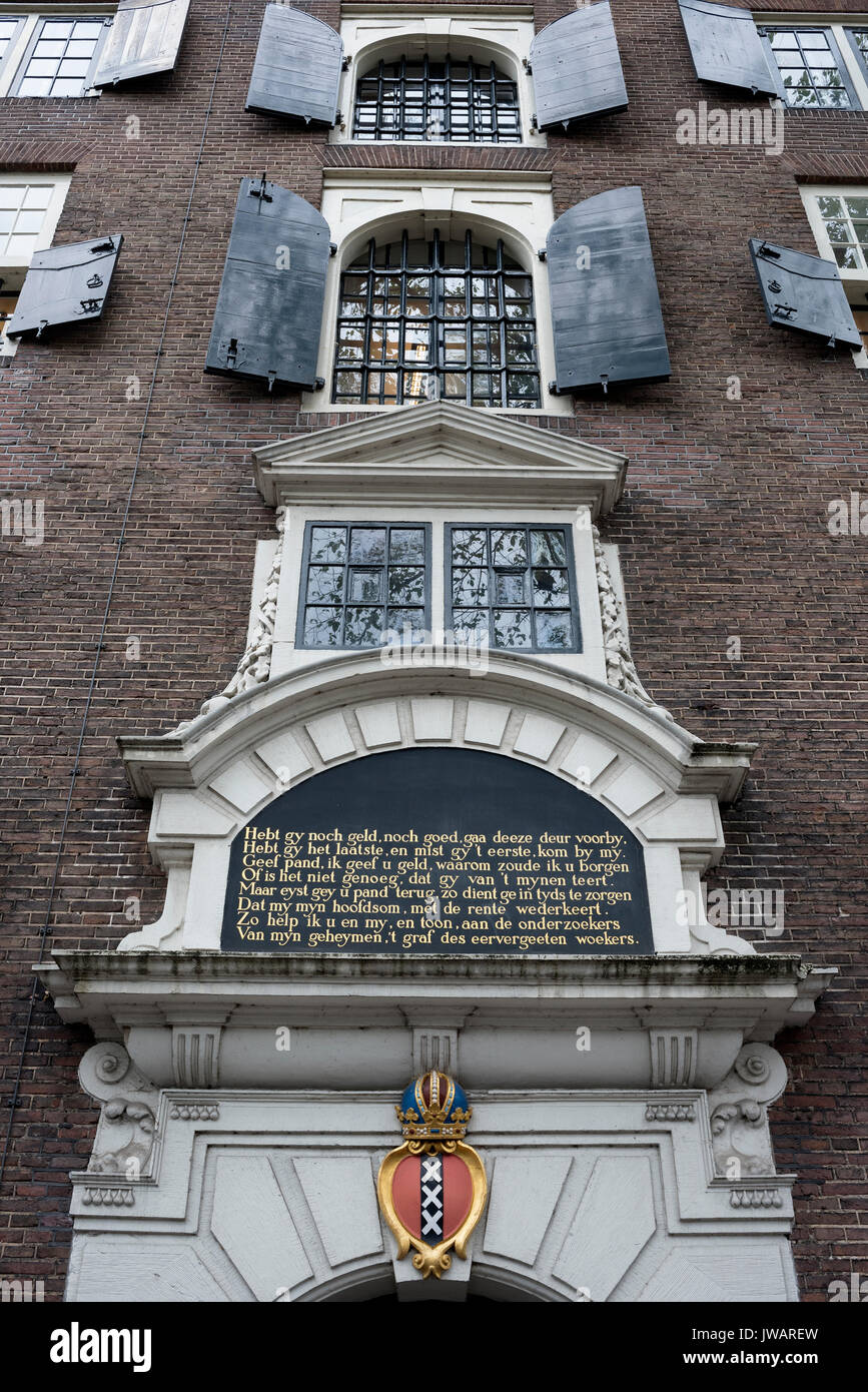 Detalle de la fachada, antiguo banco casa en centro histórico de Amsterdam, Holanda Septentrional, Holanda Foto de stock