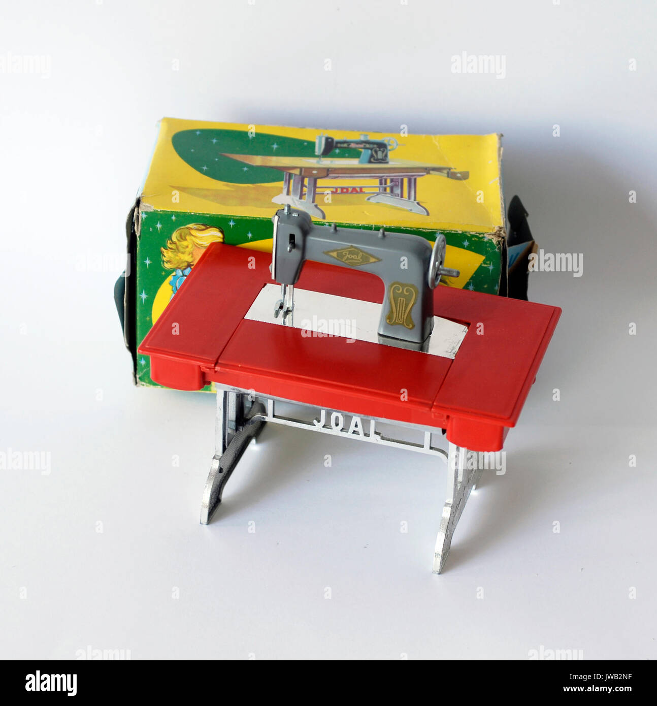Máquina de coser de juguete, con su caja original. Marca Joal, Made in Spain Foto de stock