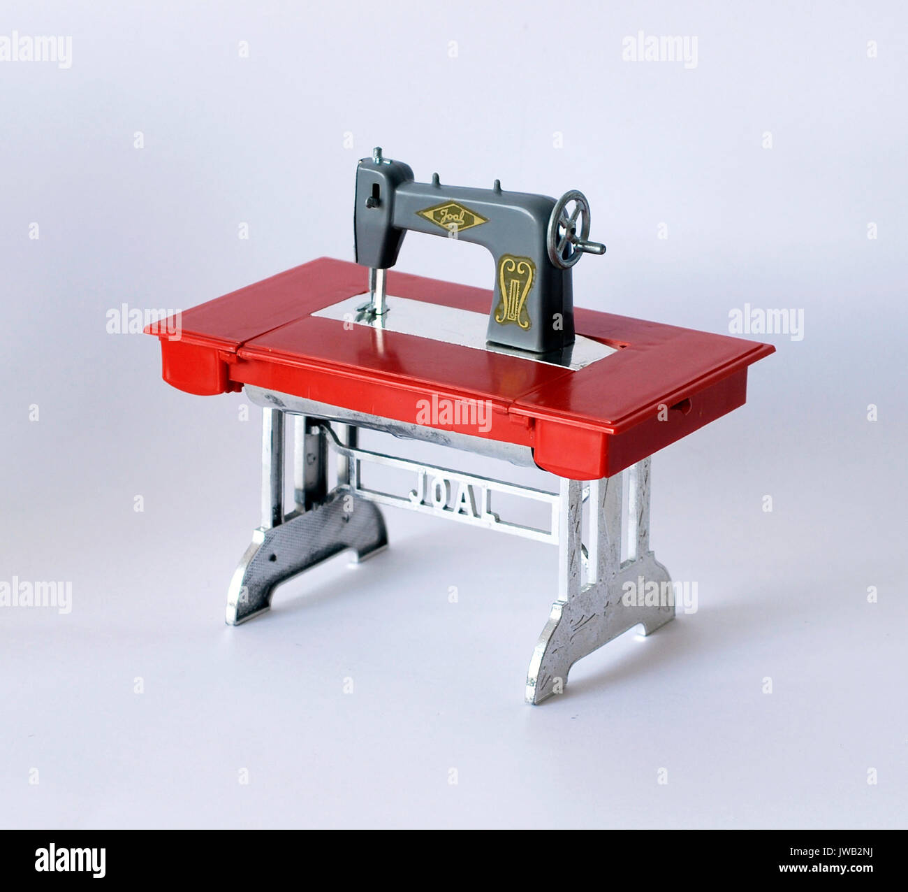 Máquina de coser de juguete, con su caja original. Marca Joal, Made in Spain Foto de stock